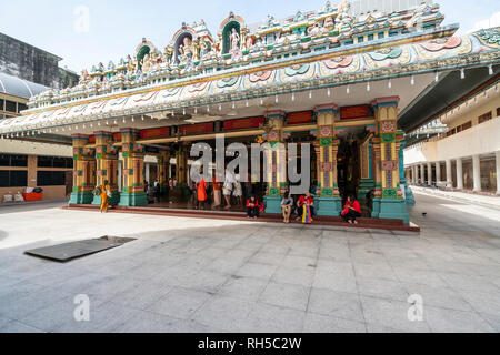 Voir des fidèles à l'intérieur du Temple Sri Mahamariamman indu à Kuala Lumpur, Malaisie Banque D'Images