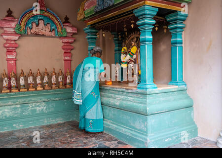 Voir des fidèles à l'intérieur du Temple Sri Mahamariamman indu à Kuala Lumpur, Malaisie Banque D'Images