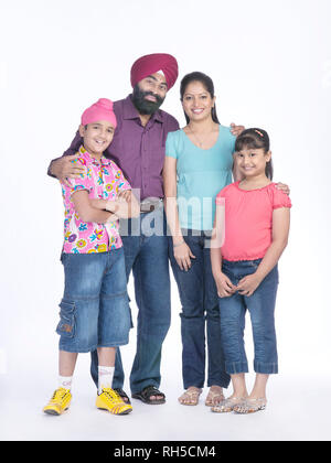 PORTRAIT D'UNE FAMILLE DE QUATRE SARDAR SIKH Banque D'Images