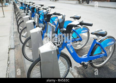 New York, NY - 18 janvier 2018 : Citibikes amarré dans leurs stations sans cavaliers. Ces vélos sont utilisés par de nombreux touristes et citygoers pour obtenir un Banque D'Images
