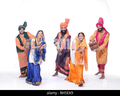 PORTRAIT D'UN GROUPE DE Danseurs de BHANGRA DANSE AVEC LE SERPENT EN BOIS APPELÉE SAAP Banque D'Images