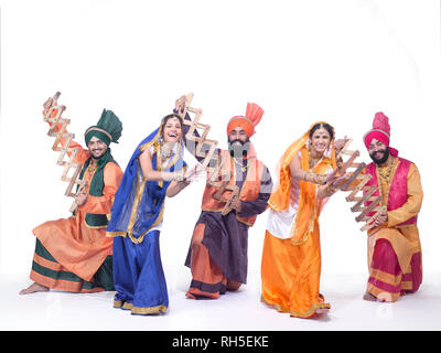 PORTRAIT D'UN GROUPE DE Danseurs de BHANGRA DANSE AVEC LE SERPENT EN BOIS APPELÉE SAAP Banque D'Images