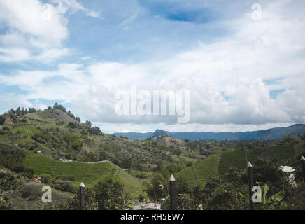 Antioquia Colombie campagne avec de la Piedra del Peñol Guatapé rock visible derrière la rolling Green Hills Banque D'Images