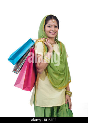 PORTRAIT D'un sikh, SARDANI WOMAN WITH SHOPPING BAGS EN CONVERSATION SUR LE MOBILE Banque D'Images