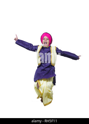 PORTRAIT D'un jeune garçon sautant SARDAR habillés en tenue traditionnelle BHANGRA Banque D'Images