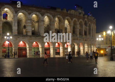 Amphithéâtre romain Arena di Verona dans le centre de Vérone le soir - l'Italie. Banque D'Images