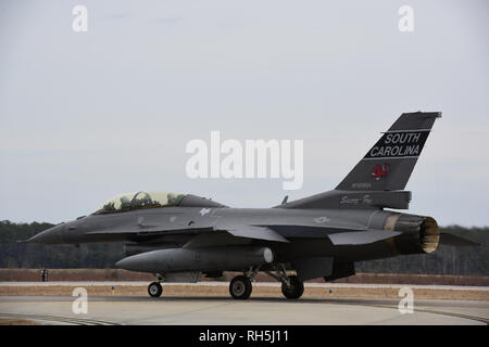 David Martin, le correspondant de CBS News, reçoit un F-16 Fighting Falcon vol d'orientation à partir de la base de la Garde nationale mixte Guess, L.C. (U.S. Air Force par le Lieutenant-colonel Andrew Thorne, un pilote de la Caroline du Sud Air National Guard's 169e Escadre de chasse, qui simulera un commandement de la défense aérospatiale de l'Amérique du Nord-exercice coordonné avec la Federal Aviation Administration et L.C. Aile - Patrouille de l'aviation civile, sur les espaces aériens d'entraînement militaire en Caroline du Sud et la Géorgie, le 29 janvier 2019. Le vol comprendra également une missions de ravitaillement en vol avec un KC-135 Stratotanker à partir de la 134e Le Plein Air Banque D'Images