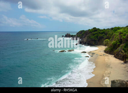 Vues d'en haut des côtes tropicales et d'eau turquoise sur la pittoresque plage de récifs. Le parc Tayrona, Colombie. Sep 2018 Banque D'Images