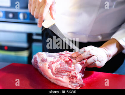 Coupe boucherie viande de porc, les viandes fraîches de coupe Chef cuisinier, la cuisson des aliments dans la cuisine Banque D'Images