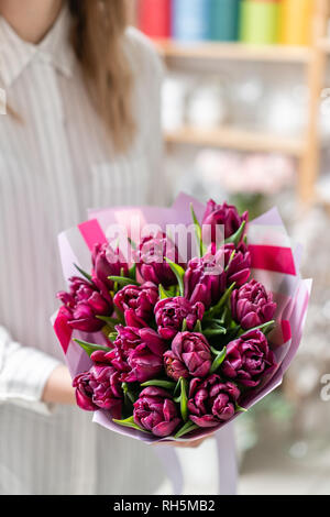 Bouquets de tulipes violettes. Les fleurs de printemps à partir de la Dutch jardinier. Concept d'un fleuriste dans un magasin de fleur. Fond d'écran. Banque D'Images