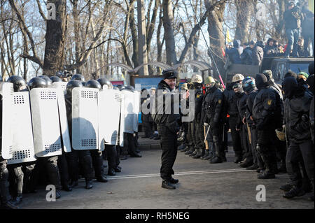 Ligne de manifestants d'attaquer la police. Grushevskogo Street près de parlement ukrainien. Révolution de la dignité. 18 février, 2014. Kiev,Ukraine Banque D'Images