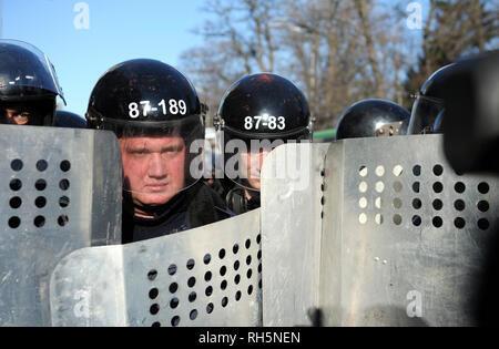 Ligne de manifestants d'attaquer la police. Grushevskogo Street près de parlement ukrainien. Révolution de la dignité. 18 février, 2014. Kiev,Ukraine Banque D'Images