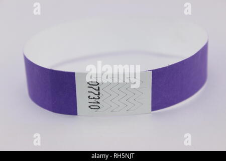 Violet Couleur violet-shadeTyvek bracelets pour concerts, événements et festivals de musique Banque D'Images