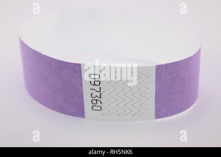 Violet Couleur violet-shadeTyvek bracelets pour concerts, événements et festivals de musique Banque D'Images