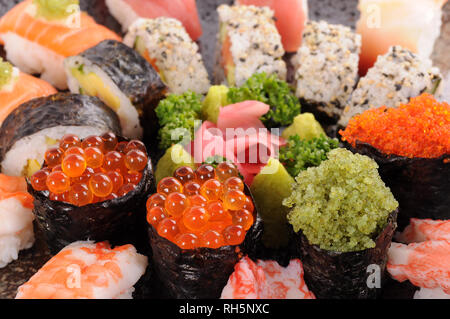 Oeufs de saumon avec un assortiment de sushi platter Banque D'Images