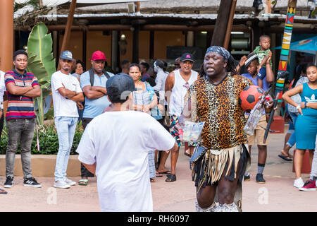 Durban, Afrique du Sud - Janvier 6th, 2019 : Un homme noir Fire-conseils après avoir effectué l'avaleuse de recueillir sur la plage de Durban, Afrique du Sud. Banque D'Images