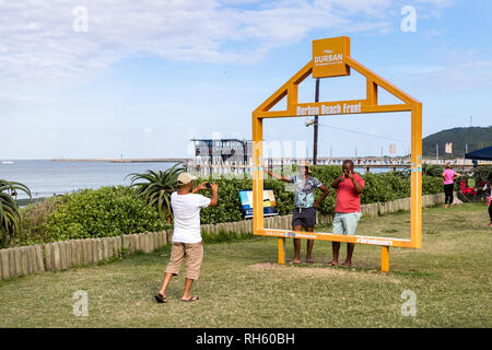 Durban, Afrique du Sud - Janvier 6th, 2019 : les personnes prenant des photos sur un grand cadre en plaçant au front de mer de Durban, Afrique du Sud. Banque D'Images