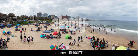 Durban, Afrique du Sud - Janvier 6th, 2019 : vue panoramique sur la plage plein de gens à Durban en regard de l'Ushaka Marine World, Afrique du Sud. Banque D'Images