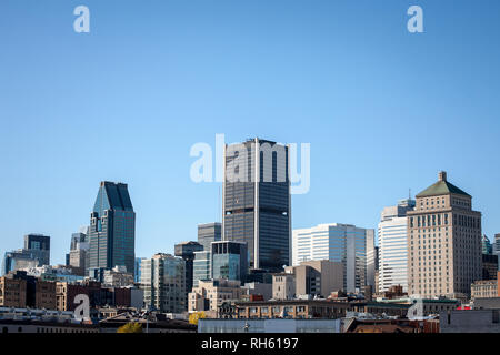 Ville de Montréal, avec l'emblématique des bâtiments de la vieille ville de Montréal (Vieux-Montréal) et la CDB gratte-ciel d'affaires prises depuis le port. Montréal est la Banque D'Images