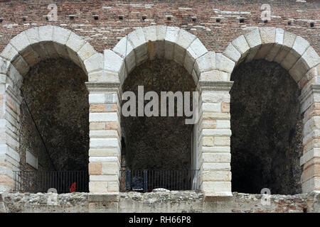 Amphithéâtre romain Arena di Verona à la Piazza Bra square dans le centre historique de Vérone - Italie. Banque D'Images