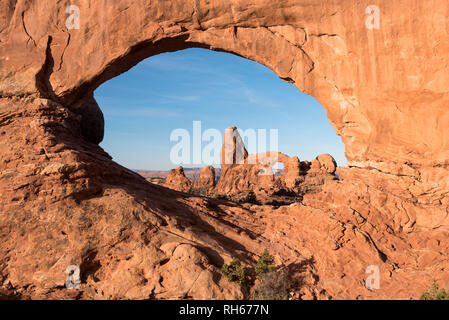 La fenêtre du Nord images arch arch la tourelle dans la lumière du matin au Parc National Arches Banque D'Images