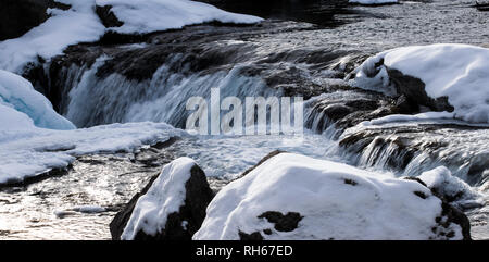 Scène d'hiver de l'Équerre Falls dans la région de Kananaskis. Banque D'Images