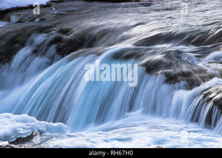 Scène d'hiver de l'Équerre Falls dans la région de Kananaskis. Banque D'Images