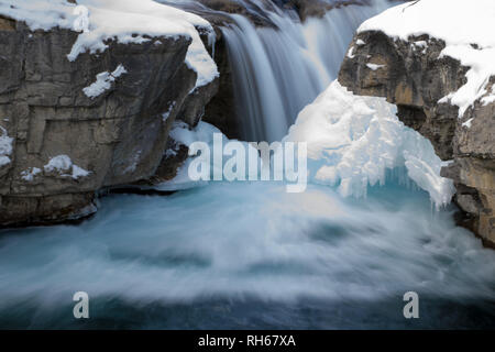 Scène d'hiver de l'Équerre Falls dans la région de Kananaskis. Banque D'Images