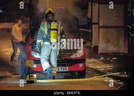 Tullibody, Clackmannanshire, UK. Jan 31, 2019. Un membre du Service des incendies est vus à moteur à la fumeurs.Une voiture a pris feu ce soir sur la B9096 en Tullibody. La police et d'incendie et de sauvetage étaient sur scène. Il n'y a eu aucun blessé.Fire & Rescue mis le feu et l'éteindre. Crédit : Stewart Kirby/SOPA Images/ZUMA/Alamy Fil Live News Banque D'Images