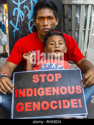 Sao Paulo, Brésil. Jan 31, 2019. Les populations autochtones de divers groupes ethniques protester appelant à la démarcation des terres pendant la fermeture de la 'Red janvier - Les Blood', dans l'Avenue Paulista. Les gens du monde entier protestent contre l'anti-autochtones politiques du nouveau président brésilien Jaïr. Bolsonaro Credit : Cris Faga/ZUMA/Alamy Fil Live News Banque D'Images