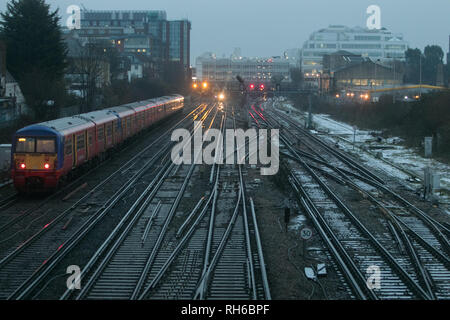 London UK. 1er février 2019. Des trains de banlieue à Wimbledon se déplacer sur la neige des pistes couvertes de neige pendant la nuit après Crédit : amer ghazzal/Alamy Live News Banque D'Images