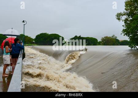 Des foules de gens qui suivent l'inondation de la rivière Ross à Aplin's weir, Queensland, Australie. Février 2019. L'inondation a continué de s'aggraver à mesure que le déluge a continué et plus d'eau a été libéré de l'enflement du barrage de la rivière Ross pour empêcher l'échec de la mur de barrage. Crédit : P&F Photography/Alamy Live News Banque D'Images