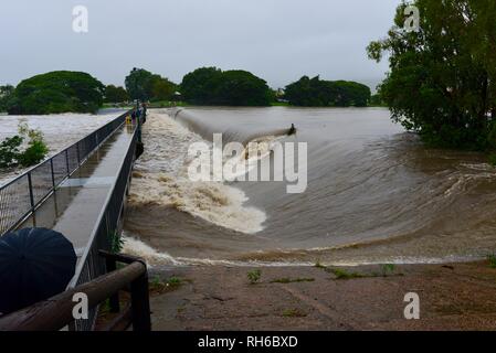 Des foules de gens qui suivent l'inondation de la rivière Ross à Aplin's weir, Queensland, Australie. Février 2019. L'inondation a continué de s'aggraver à mesure que le déluge a continué et plus d'eau a été libéré de l'enflement du barrage de la rivière Ross pour empêcher l'échec de la mur de barrage. Crédit : P&F Photography/Alamy Live News Banque D'Images