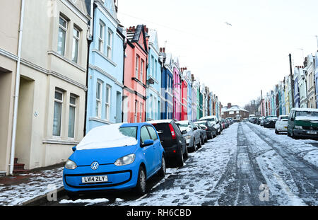 Brighton UK 1er février 2019 - Blaker Street à Londres après une importante chute de neige pendant la nuit . La neige et la glace a causé des problèmes avec les transports publics dans tout le sud et de nombreuses écoles sont fermées en Grande-Bretagne Crédit : Simon Dack/Alamy Live News Banque D'Images