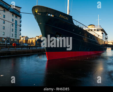 Leith, Édimbourg, Écosse, Royaume-Uni, 1er février 2019. Météo au Royaume-Uni : phénomène inhabituel d'eau gelée dans le port de Leith. MV Fingal Edinburgh, un hôtel de luxe 5 étoiles récemment ouvert à bord d'un bateau flottant, est gelé dans l'eau d'Alexandra Dock Banque D'Images