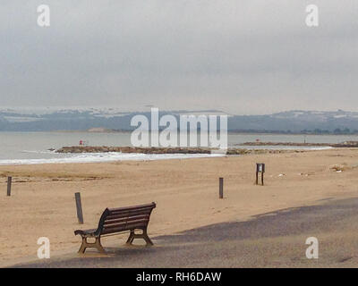 Plage de Sandbanks, Poole, Dorset, UK. 1er février 2019. La neige est tombée sur les collines de Purbeck, dans le Dorset, certains posés sur les plages. La marée haute brough dans de belles vagues et c'était agréable de marcher sur la plage. Suzanne crédit McGowan / Alamy Live News Banque D'Images