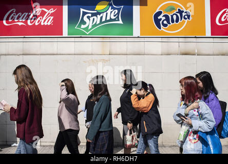 29 janvier 2019 - Hong Kong - Les banlieusards sont vus en passant devant un coca-cola, Fanta et Sprite billboard annonces à Hong Kong. (Crédit Image : © Miguel Candela/SOPA des images à l'aide de Zuma sur le fil) Banque D'Images