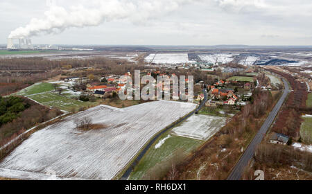 29 janvier 2019, Saxe, Pödelwitz Pödelwitz : Le village de est situé à quelques centaines de mètres de la Vereinigtes Schleenhain mine à ciel ouvert et à portée de vue de l'Lippendorf power station (photographie aérienne avec un bourdon). Le village aurait à céder la place pour une expansion éventuelle de la mine à ciel ouvert à partir de 2040. Certains résidents ont été se défendre contre cela depuis des années et, à la suite de la décision de supprimer progressivement le charbon, exigent maintenant certaines garanties sur l'avenir de la ville. Un bon 75 pour cent des villageois ont déjà abandonné volontairement et, grâce à la bonne Banque D'Images