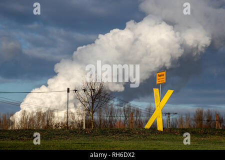 29 janvier 2019, Saxe, Pödelwitz : un X jaune se situe à la ville signe d'Pödelwitz, derrière elle la vapeur s'élève de ses tours de refroidissement de l'Lippendorf power station. Pour une possible extension de la Vereinigtes Schleenhain mine à ciel ouvert à partir de 2040, le village aurait à céder la place. Certains résidents ont été se défendre contre cela depuis des années et, à la suite de la décision de supprimer progressivement le charbon, exigent maintenant certaines garanties sur l'avenir de la ville. Un bon 75 pour cent des villageois ont déjà abandonné volontairement et grâce à de bons paiements d'indemnisation. Photo : Jan W Banque D'Images