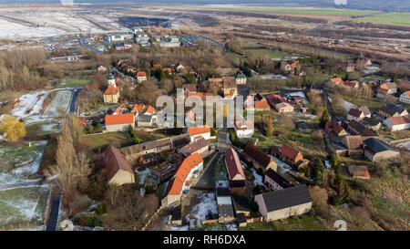 29 janvier 2019, Saxe, Pödelwitz Pödelwitz : Le village de est situé à quelques centaines de mètres de la Vereinigtes Schleenhain mine à ciel ouvert et à portée de vue de l'Lippendorf power station (photographie aérienne avec un bourdon). Le village aurait à céder la place pour une expansion éventuelle de la mine à ciel ouvert à partir de 2040. Certains résidents ont été se défendre contre cela depuis des années et, à la suite de la décision de supprimer progressivement le charbon, exigent maintenant certaines garanties sur l'avenir de la ville. Un bon 75 pour cent des villageois ont déjà abandonné volontairement et, grâce à la bonne Banque D'Images