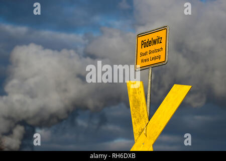 29 janvier 2019, Saxe, Pödelwitz : un X jaune se situe à la ville signe d'Pödelwitz, derrière elle la vapeur s'élève de ses tours de refroidissement de l'Lippendorf power station. Pour une possible extension de la Vereinigtes Schleenhain mine à ciel ouvert à partir de 2040, le village aurait à céder la place. Certains résidents ont été se défendre contre cela depuis des années et, à la suite de la décision de supprimer progressivement le charbon, exigent maintenant certaines garanties sur l'avenir de la ville. Un bon 75 pour cent des villageois ont déjà abandonné volontairement et grâce à de bons paiements d'indemnisation. Photo : Jan W Banque D'Images