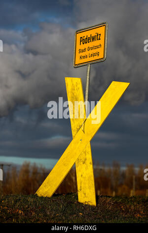 29 janvier 2019, Saxe, Pödelwitz : un X jaune se situe à la ville signe d'Pödelwitz, derrière elle la vapeur s'élève de ses tours de refroidissement de l'Lippendorf power station. Pour une possible extension de la Vereinigtes Schleenhain mine à ciel ouvert à partir de 2040, le village aurait à céder la place. Certains résidents ont été se défendre contre cela depuis des années et, à la suite de la décision de supprimer progressivement le charbon, exigent maintenant certaines garanties sur l'avenir de la ville. Un bon 75 pour cent des villageois ont déjà abandonné volontairement et grâce à de bons paiements d'indemnisation. Photo : Jan W Banque D'Images