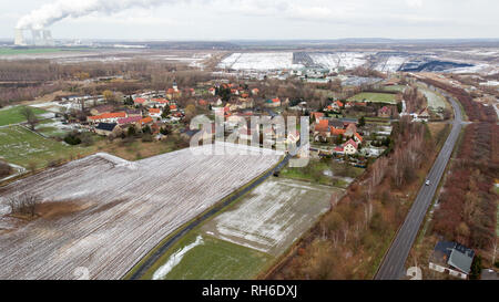 29 janvier 2019, Saxe, Pödelwitz Pödelwitz : Le village de est situé à quelques centaines de mètres de la Vereinigtes Schleenhain mine à ciel ouvert et à portée de vue de l'Lippendorf power station (photographie aérienne avec un bourdon). Le village aurait à céder la place pour une expansion éventuelle de la mine à ciel ouvert à partir de 2040. Certains résidents ont été se défendre contre cela depuis des années et, à la suite de la décision de supprimer progressivement le charbon, exigent maintenant certaines garanties sur l'avenir de la ville. Un bon 75 pour cent des villageois ont déjà abandonné volontairement et, grâce à la bonne Banque D'Images