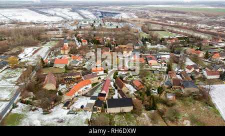 29 janvier 2019, Saxe, Pödelwitz Pödelwitz : Le village de est situé à quelques centaines de mètres de la Vereinigtes Schleenhain mine à ciel ouvert et à portée de vue de l'Lippendorf power station (photographie aérienne avec un bourdon). Le village aurait à céder la place pour une expansion éventuelle de la mine à ciel ouvert à partir de 2040. Certains résidents ont été se défendre contre cela depuis des années et, à la suite de la décision de supprimer progressivement le charbon, exigent maintenant certaines garanties sur l'avenir de la ville. Un bon 75 pour cent des villageois ont déjà abandonné volontairement et, grâce à la bonne Banque D'Images