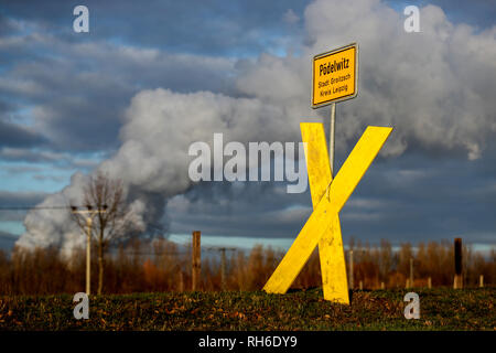 29 janvier 2019, Saxe, Pödelwitz : un X jaune se situe à la ville signe d'Pödelwitz, derrière elle la vapeur s'élève de ses tours de refroidissement de l'Lippendorf power station. Pour une possible extension de la Vereinigtes Schleenhain mine à ciel ouvert à partir de 2040, le village aurait à céder la place. Certains résidents ont été se défendre contre cela depuis des années et, à la suite de la décision de supprimer progressivement le charbon, exigent maintenant certaines garanties sur l'avenir de la ville. Un bon 75 pour cent des villageois ont déjà abandonné volontairement et grâce à de bons paiements d'indemnisation. Photo : Jan W Banque D'Images