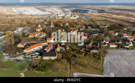 29 janvier 2019, Saxe, Pödelwitz Pödelwitz : Le village de est situé à quelques centaines de mètres de la Vereinigtes Schleenhain mine à ciel ouvert et à portée de vue de l'Lippendorf power station (photographie aérienne avec un bourdon). Le village aurait à céder la place pour une expansion éventuelle de la mine à ciel ouvert à partir de 2040. Certains résidents ont été se défendre contre cela depuis des années et, à la suite de la décision de supprimer progressivement le charbon, exigent maintenant certaines garanties sur l'avenir de la ville. Un bon 75 pour cent des villageois ont déjà abandonné volontairement et, grâce à la bonne Banque D'Images