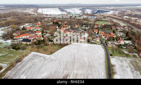 29 janvier 2019, Saxe, Pödelwitz Pödelwitz : Le village de est situé à quelques centaines de mètres de la Vereinigtes Schleenhain mine à ciel ouvert et à portée de vue de l'Lippendorf power station (photographie aérienne avec un bourdon). Le village aurait à céder la place pour une expansion éventuelle de la mine à ciel ouvert à partir de 2040. Certains résidents ont été se défendre contre cela depuis des années et, à la suite de la décision de supprimer progressivement le charbon, exigent maintenant certaines garanties sur l'avenir de la ville. Un bon 75 pour cent des villageois ont déjà abandonné volontairement et, grâce à la bonne Banque D'Images