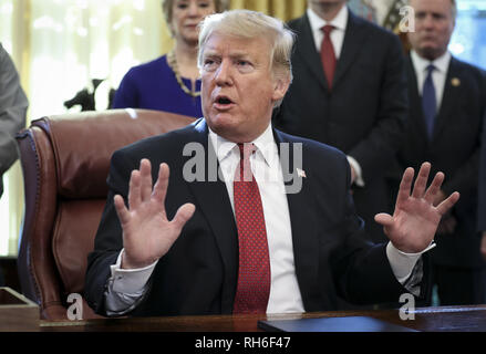 Washington, District de Columbia, Etats-Unis. Jan 31, 2019. Le Président des Etats-Unis, Donald J. Trump parle au cours d'une réunion avec les industriels américains dans le bureau ovale de la Maison Blanche le 31 janvier 2019 à Washington, DC. Credit : Oliver Contreras/Piscine via CNP Crédit : Oliver Contreras/CNP/ZUMA/Alamy Fil Live News Banque D'Images