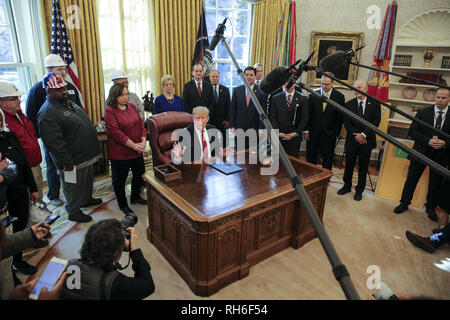 Washington, District de Columbia, Etats-Unis. Jan 31, 2019. Le Président des Etats-Unis, Donald J. Trump parle au cours d'une réunion avec les industriels américains dans le bureau ovale de la Maison Blanche le 31 janvier 2019 à Washington, DC. Credit : Oliver Contreras/Piscine via CNP Crédit : Oliver Contreras/CNP/ZUMA/Alamy Fil Live News Banque D'Images