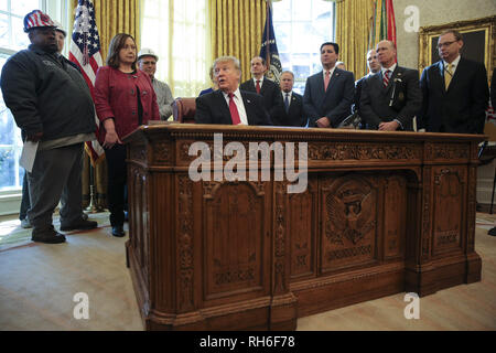 Washington, District de Columbia, Etats-Unis. Jan 31, 2019. Le Président des Etats-Unis, Donald J. Trump parle au cours d'une réunion avec les industriels américains dans le bureau ovale de la Maison Blanche le 31 janvier 2019 à Washington, DC. Credit : Oliver Contreras/Piscine via CNP Crédit : Oliver Contreras/CNP/ZUMA/Alamy Fil Live News Banque D'Images